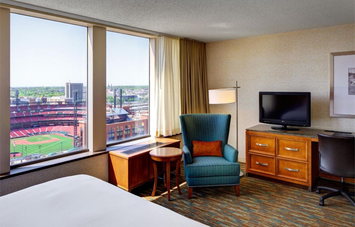 Hilton St. Louis At The Ballpark Exterior photo